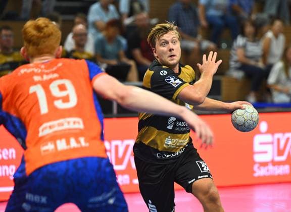 am Ball: Viktor Petersen Norberg (Dresden), links: Daniel Blaha (Plzen), HC Elbflorenz Dresden gegen Talent Plzen (Pilsen, CZE), Testspiel, Freundschaftsspiel, Vorbereitungsspiel, Handball, 2. Liga der Männer, 2. Bundesliga, Saison 2025 2026, Dresden, BallsportARENA Dresden, 20.08.2025,