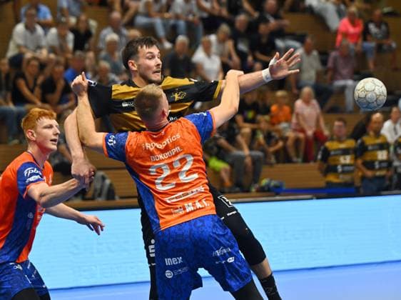 hinten: Timo Löser (Dresden) gegen Jiri Dokoupil (Plzen), HC Elbflorenz Dresden gegen Talent Plzen (Pilsen, CZE), Testspiel, Freundschaftsspiel, Vorbereitungsspiel, Handball, 2. Liga der Männer, 2. Bundesliga, Saison 2025 2026, Dresden, BallsportARENA Dresden, 20.08.2025,