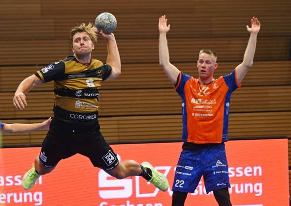 am Ball: Viktor Petersen Norberg (Dresden), rechts: Jiri Dokoupil (Plzen), HC Elbflorenz Dresden gegen Talent Plzen (Pilsen, CZE), Testspiel, Freundschaftsspiel, Vorbereitungsspiel, Handball, 2. Liga der Männer, 2. Bundesliga, Saison 2025 2026, Dresden, BallsportARENA Dresden, 20.08.2025,