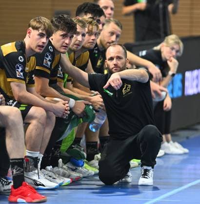 Trainer Andre Haber (Dresden) vor seinen Spielern, HC Elbflorenz Dresden gegen Talent Plzen (Pilsen, CZE), Testspiel, Freundschaftsspiel, Vorbereitungsspiel, Handball, 2. Liga der Männer, 2. Bundesliga, Saison 2025 2026, Dresden, BallsportARENA Dresden, 20.08.2025,