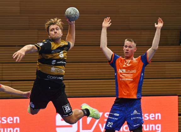 am Ball: Viktor Petersen Norberg (Dresden), rechts: Jiri Dokoupil (Plzen), HC Elbflorenz Dresden gegen Talent Plzen (Pilsen, CZE), Testspiel, Freundschaftsspiel, Vorbereitungsspiel, Handball, 2. Liga der Männer, 2. Bundesliga, Saison 2025 2026, Dresden, BallsportARENA Dresden, 20.08.2025,