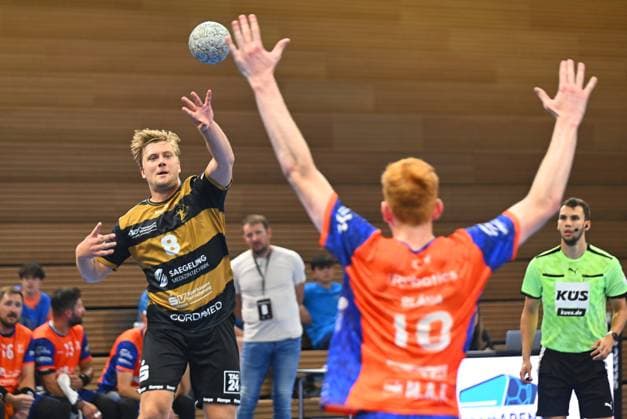 v.l.: Viktor Petersen Norberg (Dresden), Daniel Blaha (Plzen), HC Elbflorenz Dresden gegen Talent Plzen (Pilsen, CZE), Testspiel, Freundschaftsspiel, Vorbereitungsspiel, Handball, 2. Liga der Männer, 2. Bundesliga, Saison 2025 2026, Dresden, BallsportARENA Dresden, 20.08.2025,