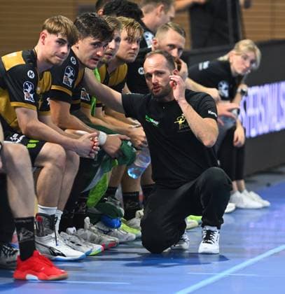 Trainer Andre Haber (Dresden) vor seinen Spielern, HC Elbflorenz Dresden gegen Talent Plzen (Pilsen, CZE), Testspiel, Freundschaftsspiel, Vorbereitungsspiel, Handball, 2. Liga der Männer, 2. Bundesliga, Saison 2025 2026, Dresden, BallsportARENA Dresden, 20.08.2025,