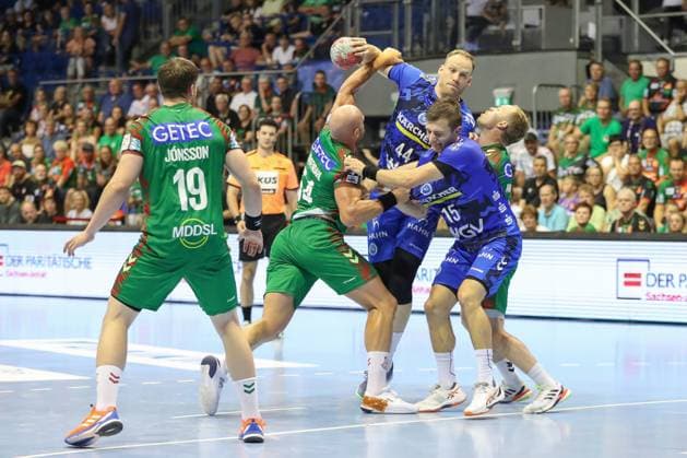 20.08.2025, xgox, Handball - Hummel Cup SC Magdeburg - TVB Stuttgart emspor, v.l. Oscar Bergendahl (Magdeburg, 54), Lenny Rubin (Stuttgart, 44), Simone Mengon (Stuttgart, 15), Omar Ingi Magnusson (Magdeburg, 14) Zweikampf, Duell, Kampf, tackle Magdeburg