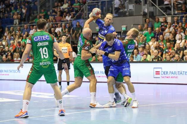 20.08.2025, xgox, Handball - Hummel Cup SC Magdeburg - TVB Stuttgart emspor, v.l. Oscar Bergendahl (Magdeburg, 54), Lenny Rubin (Stuttgart, 44), Simone Mengon (Stuttgart, 15), Omar Ingi Magnusson (Magdeburg, 14) Zweikampf, Duell, Kampf, tackle Magdeburg