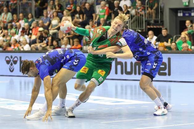 20.08.2025, xgox, Handball - Hummel Cup SC Magdeburg - TVB Stuttgart emspor, v.l. Max Haefner (Häfner, Stuttgart, 3), Gisli Thorgeir Kristjansson (Magdeburg, 10), Samuel Roethlisberger (Röthlisberger, Stuttgart, 17) Zweikampf, Duell, Kampf, tackle Magdeburg