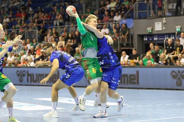 20.08.2025, xgox, Handball - Hummel Cup SC Magdeburg - TVB Stuttgart emspor, v.l. Max Haefner (Häfner, Stuttgart, 3), Gisli Thorgeir Kristjansson (Magdeburg, 10), Samuel Roethlisberger (Röthlisberger, Stuttgart, 17) Zweikampf, Duell, Kampf, tackle Magdeburg