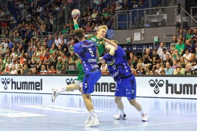 20.08.2025, xgox, Handball - Hummel Cup SC Magdeburg - TVB Stuttgart emspor, v.l. Antonio Seradilla (Stuttgart, 5), Gisli Thorgeir Kristjansson (Magdeburg, 10), Samuel Roethlisberger (Röthlisberger, Stuttgart, 17) Zweikampf, Duell, Kampf, tackle Magdeburg