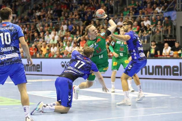 20.08.2025, xgox, Handball - Hummel Cup SC Magdeburg - TVB Stuttgart emspor, v.l. Samuel Roethlisberger (Röthlisberger, Stuttgart, 17), Omar Ingi Magnusson (Magdeburg, 14), Antonio Seradilla (Stuttgart, 5) Zweikampf, Duell, Kampf, tackle Magdeburg