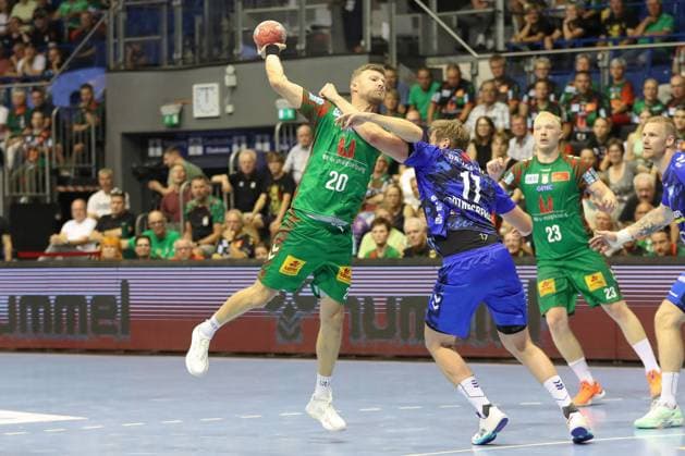 20.08.2025, xgox, Handball - Hummel Cup SC Magdeburg - TVB Stuttgart emspor, v.l. Philipp Weber (Magdeburg, 20), Samuel Roethlisberger (Röthlisberger, Stuttgart, 17) Zweikampf, Duell, Kampf, tackle Magdeburg
