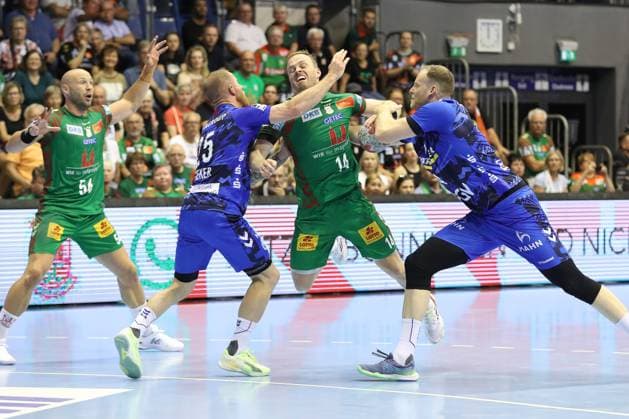 20.082025, xtgx, Handball, Hummel Cup, SC Magdeburg - TVB Stuttgart v.l. Patrick Zieker (Stuttgart, 25), Omar Ingi Magnusson (Magdeburg, 14), Lenny Rubin (Stuttgart, 44) Zweikampf, Duell, Kampf, tackle Magdeburg