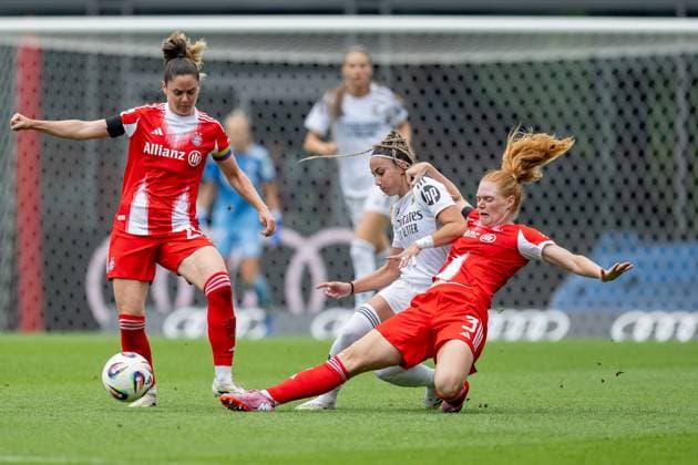 Kampf um den Ball Zweikampf zwischen Sarah Zadrazil (FC Bayern Muenchen Frauen, 25) und Stine Ballisager (FC Bayern Muenchen Frauen, 03) mit Athenea del Castillo Beivide (Real Madrid CF, 7) GER, FC Bayern Muenchen Frauen vs. Real Madrid CF, Fussball, Frauen, Testspiel, Saison 2025 2026, 21.08.2025. (DFL DFB REGULATIONS PROHIBIT ANY USE OF PHOTOGRAPHS as IMAGE SEQUENCES and or QUASI-VIDEO). GER, FC Bayern Muenchen Frauen vs. Real Madrid CF, Fussball, Frauen, Testspiel, Saison 2025 2026, 21.08.2025. Muenchen Copyright: xEibner-Pressefoto HeikexFeinerx EP_HFR