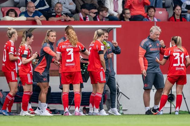 Jose Barcala (Chef-Trainer, FC Bayern Muenchen Frauen) und Kjetil Lone (Co-Trainer, FC Bayern Muenchen Frauen) besprechen sich waehrend einer Verletzungspause mit ihren Spielerinnen GER, FC Bayern Muenchen Frauen vs. Real Madrid CF, Fussball, Frauen, Testspiel, Saison 2025 2026, 21.08.2025. (DFL DFB REGULATIONS PROHIBIT ANY USE OF PHOTOGRAPHS as IMAGE SEQUENCES and or QUASI-VIDEO). GER, FC Bayern Muenchen Frauen vs. Real Madrid CF, Fussball, Frauen, Testspiel, Saison 2025 2026, 21.08.2025. Muenchen Copyright: xEibner-Pressefoto HeikexFeinerx EP_HFR