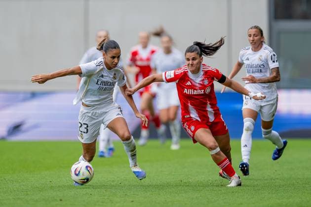 Kampf um den Ball Zweikampf zwischen Maelle Lakrar (Real Madrid CF, 23) und Jovana Damnjanovic (FC Bayern Muenchen Frauen, 09) GER, FC Bayern Muenchen Frauen vs. Real Madrid CF, Fussball, Frauen, Testspiel, Saison 2025 2026, 21.08.2025. (DFL DFB REGULATIONS PROHIBIT ANY USE OF PHOTOGRAPHS as IMAGE SEQUENCES and or QUASI-VIDEO). GER, FC Bayern Muenchen Frauen vs. Real Madrid CF, Fussball, Frauen, Testspiel, Saison 2025 2026, 21.08.2025. Muenchen Copyright: xEibner-Pressefoto HeikexFeinerx EP_HFR