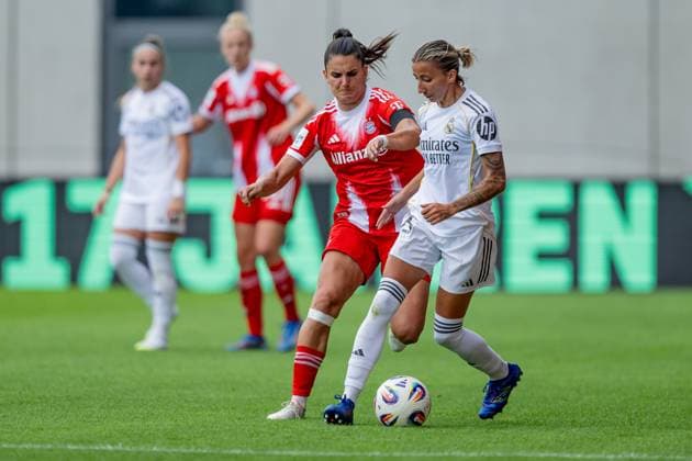 Kampf um den Ball Zweikampf zwischen Jovana Damnjanovic (FC Bayern Muenchen Frauen, 09) und Sheila Garcia (Real Madrid CF, 15) GER, FC Bayern Muenchen Frauen vs. Real Madrid CF, Fussball, Frauen, Testspiel, Saison 2025 2026, 21.08.2025. (DFL DFB REGULATIONS PROHIBIT ANY USE OF PHOTOGRAPHS as IMAGE SEQUENCES and or QUASI-VIDEO). GER, FC Bayern Muenchen Frauen vs. Real Madrid CF, Fussball, Frauen, Testspiel, Saison 2025 2026, 21.08.2025. Muenchen Copyright: xEibner-Pressefoto HeikexFeinerx EP_HFR