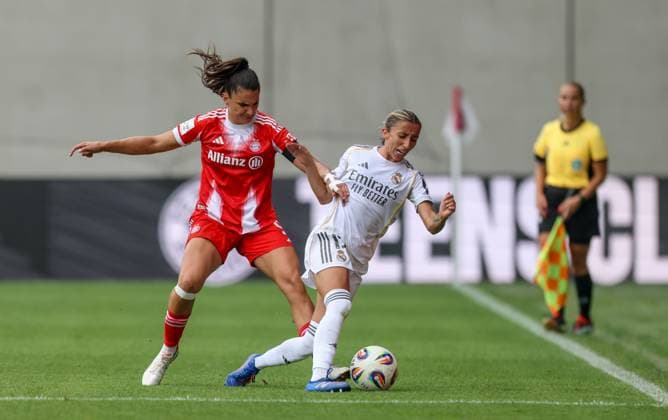 DEU, München, FC Bayern München vs Real Madrid, Testspiel, DFB, FC Bayern Campus, Saison 25 26, im Bild v.l.n.r: Zweikampf Jovana Damnjanović (Bayern München 9), Eva Navarro (Real Madrid 19) DFB DFL REGULATIONS PROHIBIT ANY USE OF PHOTOGRAPHS AS IMAGE SEQUENCES AND OR QUASI-VIDEO, 21.08.2025, Copyright: HMBxMedia HendrikxHamelau