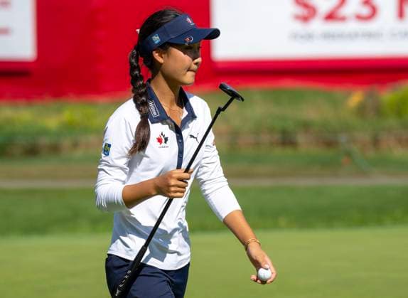 August 21, 2025, Mississauga, On, CANADA: Aphrodite Deng of Canada waves to the crowd with her putter on the 12th green, in the first round of the Canadian Women s Open at Mississauga Golf and Country Club, in Mississauga, Ont., on Thursday, Aug. 21, 2025. Canada News - August 21, 2025 - ZUMAc35_ 20250821_zaf_c35_014 Copyright: xFrankxGunnx