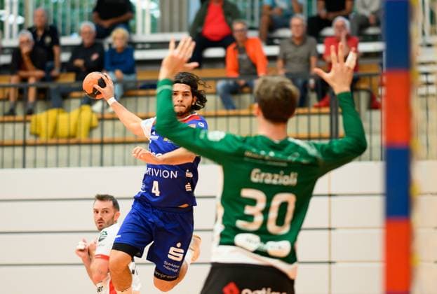Tim Matthes (HBW Balingen Weilstetten, 14) beim Wurf, Leonard Grazioli (Pfadi Winterthur, 30, Torwart) chancenlos, HBW Balingen vs. Pfadi Winterthur, Handball, Testspiel, Saison 2025 2026, 21.08.2025 Eibner-Pressefoto Andreas Ulmer HBW Balingen vs. Pfadi Winterthur, Handball, Testspiel, Saison 2025 2026, 21.08.2025 Balingen Copyright: xEibner-Pressefoto AndreasxUlmerx EP_AUR