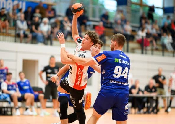Tiago Cuencas (Pfadi Winterthur, 5) beim Wurf, Georg Poehle, (HBW Balingen Weilstetten, 94) kommt zu spaet, HBW Balingen vs. Pfadi Winterthur, Handball, Testspiel, Saison 2025 2026, 21.08.2025 Eibner-Pressefoto Andreas Ulmer HBW Balingen vs. Pfadi Winterthur, Handball, Testspiel, Saison 2025 2026, 21.08.2025 Balingen Copyright: xEibner-Pressefoto AndreasxUlmerx EP_AUR