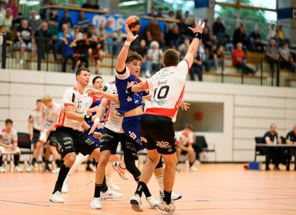 Magnus Grupe (HBW Balingen Weilstetten, 8), am Kreis bedraengt u.a. von Ivan Simic (Pfadi Winterthur, 10), HBW Balingen vs. Pfadi Winterthur, Handball, Testspiel, Saison 2025 2026, 21.08.2025 Eibner-Pressefoto Andreas Ulmer HBW Balingen vs. Pfadi Winterthur, Handball, Testspiel, Saison 2025 2026, 21.08.2025 Balingen Copyright: xEibner-Pressefoto AndreasxUlmerx EP_AUR