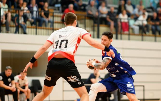 Csaba Leimeter (HBW Balingen Weilstetten, 5), am Kreis wird eng gedeckt von Ivan Simic (Pfadi Winterthur, 10) HBW Balingen vs. Pfadi Winterthur, Handball, Testspiel, Saison 2025 2026, 21.08.2025 Eibner-Pressefoto Andreas Ulmer HBW Balingen vs. Pfadi Winterthur, Handball, Testspiel, Saison 2025 2026, 21.08.2025 Balingen Copyright: xEibner-Pressefoto AndreasxUlmerx EP_AUR