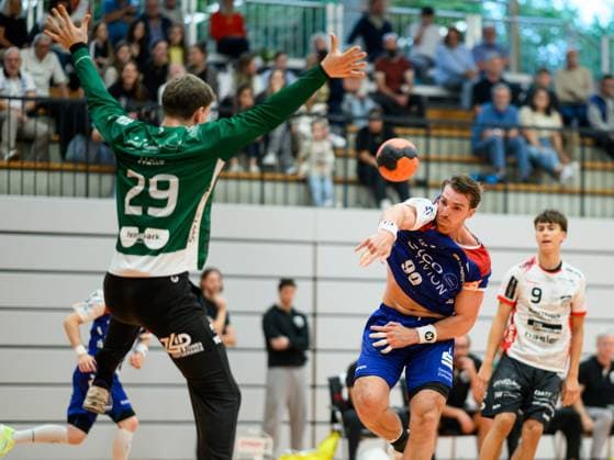 Stefan Bauer, (HBW Balingen Weilstetten, 99) ueberwindet Gustav Hein (Pfadi Winterthur, 29, Torwart), HBW Balingen vs. Pfadi Winterthur, Handball, Testspiel, Saison 2025 2026, 21.08.2025 Eibner-Pressefoto Andreas Ulmer HBW Balingen vs. Pfadi Winterthur, Handball, Testspiel, Saison 2025 2026, 21.08.2025 Balingen Copyright: xEibner-Pressefoto AndreasxUlmerx EP_AUR