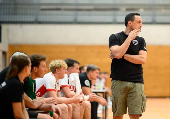 Goran Cvetkovic, (Pfadi Winterthur, Trainer), nachdenklich HBW Balingen vs. Pfadi Winterthur, Handball, Testspiel, Saison 2025 2026, 21.08.2025 Eibner-Pressefoto Andreas Ulmer HBW Balingen vs. Pfadi Winterthur, Handball, Testspiel, Saison 2025 2026, 21.08.2025 Balingen Copyright: xEibner-Pressefoto AndreasxUlmerx EP_AUR