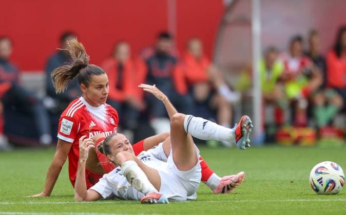 DEU, München, FC Bayern München vs Real Madrid, Testspiel, DFB, FC Bayern Campus, Saison 25 26, im Bild v.l.n.r: Lena Oberdorf (Bayern München 8), Filippa Angeldahl (Real Madrid 16) DFB DFL REGULATIONS PROHIBIT ANY USE OF PHOTOGRAPHS AS IMAGE SEQUENCES AND OR QUASI-VIDEO, 21.08.2025, Copyright: HMBxMedia HendrikxHamelau