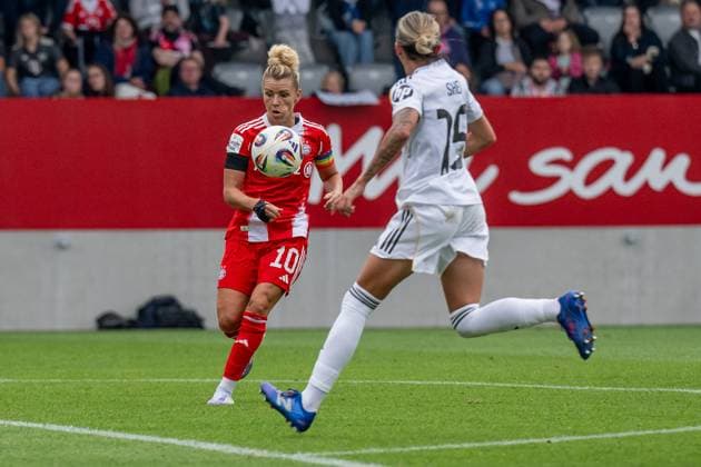 Linda Dallmann (FC Bayern Muenchen Frauen, 10) mit dem Ball im Blick GER, FC Bayern Muenchen Frauen vs. Real Madrid CF, Fussball, Frauen, Testspiel, Saison 2025 2026, 21.08.2025. (DFL DFB REGULATIONS PROHIBIT ANY USE OF PHOTOGRAPHS as IMAGE SEQUENCES and or QUASI-VIDEO). GER, FC Bayern Muenchen Frauen vs. Real Madrid CF, Fussball, Frauen, Testspiel, Saison 2025 2026, 21.08.2025. Muenchen Copyright: xEibner-Pressefoto HeikexFeinerx EP_HFR
