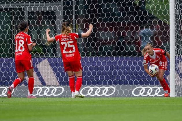 Georgia Stanway (FC Bayern Muenchen Frauen, 31) holt nach ihrem Tor per Elfmeter Strafstoss den Ball aus dem Netz, Momoko Tanikawa (FC Bayern Muenchen Frauen, 18) und Sarah Zadrazil (FC Bayern Muenchen Frauen, 25) jubeln GER, FC Bayern Muenchen Frauen vs. Real Madrid CF, Fussball, Frauen, Testspiel, Saison 2025 2026, 21.08.2025. (DFL DFB REGULATIONS PROHIBIT ANY USE OF PHOTOGRAPHS as IMAGE SEQUENCES and or QUASI-VIDEO). GER, FC Bayern Muenchen Frauen vs. Real Madrid CF, Fussball, Frauen, Testspiel, Saison 2025 2026, 21.08.2025. Muenchen Copyright: xEibner-Pressefoto HeikexFeinerx EP_HFR