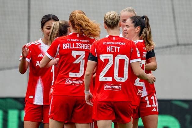 Die Muenchnerinnen bejubeln mit Linda Dallmann (FC Bayern Muenchen Frauen, 10) deren Tor zum 2:0 GER, FC Bayern Muenchen Frauen vs. Real Madrid CF, Fussball, Frauen, Testspiel, Saison 2025 2026, 21.08.2025. (DFL DFB REGULATIONS PROHIBIT ANY USE OF PHOTOGRAPHS as IMAGE SEQUENCES and or QUASI-VIDEO). GER, FC Bayern Muenchen Frauen vs. Real Madrid CF, Fussball, Frauen, Testspiel, Saison 2025 2026, 21.08.2025. Muenchen Copyright: xEibner-Pressefoto HeikexFeinerx EP_HFR