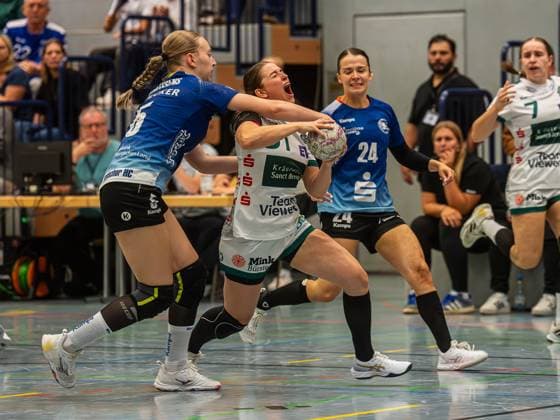 Lea Neubrander (Frisch Auf Frauen, 81) wird von Ruby Vaessens (Bergischer HC, 05) gefoult, Bergischer HC vs. Frisch Auf Goeppingen, Handball, DHB-Pokal, Spielzeit 2025 2026, 22.08.2025 Bergischer HC vs. Frisch Auf Goeppingen, Handball, DHB-Pokal, Spielzeit 2025 2026, 22.08.2025 Solingen Copyright: xMichaelxSchmidt Eibner-Pressefotx EP_MST