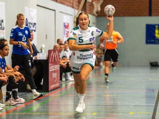 Ann Kynast (Frisch Auf Frauen, 05) mit Tempo am Ball, Bergischer HC vs. Frisch Auf Goeppingen, Handball, DHB-Pokal, Spielzeit 2025 2026, 22.08.2025 Bergischer HC vs. Frisch Auf Goeppingen, Handball, DHB-Pokal, Spielzeit 2025 2026, 22.08.2025 Solingen Copyright: xMichaelxSchmidt Eibner-Pressefotx EP_MST