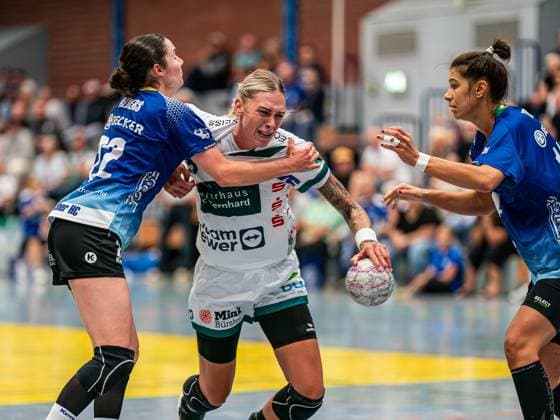 Sport Bilder des Tages Luisa Schulze (Frisch Auf Frauen, 33) im Zweikampf mit Lea Friderike Albers (Bergischer HC, 22), Bergischer HC vs. Frisch Auf Goeppingen, Handball, DHB-Pokal, Spielzeit 2025 2026, 22.08.2025 Bergischer HC vs. Frisch Auf Goeppingen, Handball, DHB-Pokal, Spielzeit 2025 2026, 22.08.2025 Solingen Copyright: xMichaelxSchmidt Eibner-Pressefotx EP_MST
