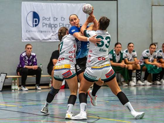 Svenja Mann (Bergischer HC, 04) im Duell mit Lea Watzl (Frisch Auf Frauen, 07) und Stephanie Elies (Frisch Auf Frauen, 63), Bergischer HC vs. Frisch Auf Goeppingen, Handball, DHB-Pokal, Spielzeit 2025 2026, 22.08.2025 Bergischer HC vs. Frisch Auf Goeppingen, Handball, DHB-Pokal, Spielzeit 2025 2026, 22.08.2025 Solingen Copyright: xMichaelxSchmidt Eibner-Pressefotx EP_MST