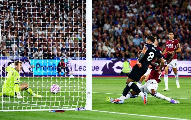 Enzo Fernandez of Chelsea scores a goal to make the score 1-3. West Ham United v Chelsea, Premier League, Football, London Stadium, London, UK - 22 Aug 2025London London Stadium United Kingdom EDITORIAL USE ONLY No use with unauthorised audio, video, data, fixture lists, club league logos or live services. Online in-match use limited to 120 images, no video emulation. No use in betting, games or single club league player publications. Copyright: xJamesxMarsh Shutterstockx 15449408bp