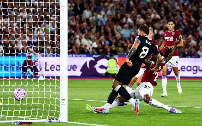 Enzo Fernandez of Chelsea scores a goal to make the score 1-3. West Ham United v Chelsea, Premier League, Football, London Stadium, London, UK - 22 Aug 2025London London Stadium United Kingdom EDITORIAL USE ONLY No use with unauthorised audio, video, data, fixture lists, club league logos or live services. Online in-match use limited to 120 images, no video emulation. No use in betting, games or single club league player publications. Copyright: xJamesxMarsh Shutterstockx 15449408bm