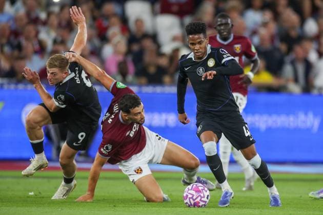 Estêvao of Chelsea in action with the ball West Ham v Chelsea, Football, Premier League, London Stadium, London, UK, 22 08 25 EDITORIAL USE ONLY No use with unauthorised audio, video, data, fixture lists (outside the EU), club league logos or live services. Online in-match use limited to 45 images (+15 in extra time). No use to emulate moving images. No use in betting, games or Copyright: xAnthonyxHanc Shutterstockx 15452467s