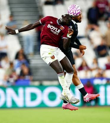 El Hadji Malick Diouf of West Ham United and Reece James of Chelsea. West Ham United v Chelsea, Premier League, Football, London Stadium, London, UK - 22 Aug 2025London London Stadium United Kingdom EDITORIAL USE ONLY No use with unauthorised audio, video, data, fixture lists, club league logos or live services. Online in-match use limited to 120 images, no video emulation. No use in betting, games or single club league player publications. Copyright: xJamesxMarsh Shutterstockx 15449408dk