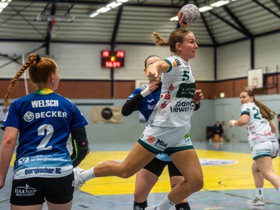 Ann Kynast (Frisch Auf Frauen, 05) setzt sich durch, Bergischer HC vs. Frisch Auf Goeppingen, Handball, DHB-Pokal, Spielzeit 2025 2026, 22.08.2025 Bergischer HC vs. Frisch Auf Goeppingen, Handball, DHB-Pokal, Spielzeit 2025 2026, 22.08.2025 Solingen Copyright: xMichaelxSchmidt Eibner-Pressefotx EP_MST