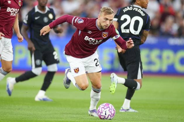 Jarrod Bowen of West Ham in action West Ham v Chelsea, Football, Premier League, London Stadium, London, UK, 22 08 25 EDITORIAL USE ONLY No use with unauthorised audio, video, data, fixture lists (outside the EU), club league logos or live services. Online in-match use limited to 45 images (+15 in extra time). No use to emulate moving images. No use in betting, games or Copyright: xAnthonyxHanc Shutterstockx 15452467ba