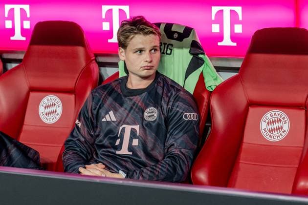 Jonas Urbig (Torwart, FC Bayern Muenchen, 40) nimmt zu Beginn des Spiels auf der Bank Platz. GER, FC Bayern Muenchen vs. RB Leipzig, Fussball, Bundesliga, 1. Spieltag, Spielzeit 2025 2026, 22.08.2025. (DFL DFB REGULATIONS PROHIBIT ANY USE OF PHOTOGRAPHS as IMAGE SEQUENCES and or QUASI-VIDEO). GER, FC Bayern Muenchen vs. RB Leipzig, Fussball, Bundesliga, 1. Spieltag, Spielzeit 2025 2026, 22.08.2025. Muenchen Copyright: xEibner-Pressefoto HeikexFeinerx EP_HFR