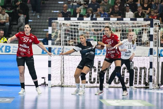 Josefine Hanfland (Thueringer HC, 57) und Sharon Nooitmeer (Thueringer HC, 3) verteidigen gegen Ona Vegue i Pena (HSG Blomberg-Lippe, 14) vor dem Tor von Laura Kuske (Torwart, Thueringer HC, 11) GER, HSG Blomberg-Lippe vs. Thueringer HC, Handball, HBF Supercup 2025, Finale, 23.08.2025. GER, HSG Blomberg-Lippe vs. Thueringer HC, Handball, HBF Supercup 2025, Finale, 23.08.2025. Muenchen Copyright: xEibner-Pressefoto HeikexFeinerx EP_HFR