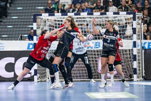Josefine Hanfland (Thueringer HC, 57) und Anika Niederwieser (Thueringer HC, 14) verteidigen gegen Malin Sandberg (HSG Blomberg-Lippe, 28), rechts Laura Rueffieux (HSG Blomberg-Lippe, 3) GER, HSG Blomberg-Lippe vs. Thueringer HC, Handball, HBF Supercup 2025, Finale, 23.08.2025. GER, HSG Blomberg-Lippe vs. Thueringer HC, Handball, HBF Supercup 2025, Finale, 23.08.2025. Muenchen Copyright: xEibner-Pressefoto HeikexFeinerx EP_HFR