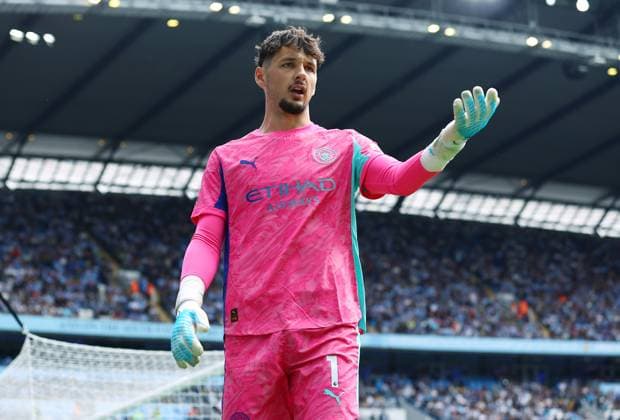 Manchester City goalkeeper James Trafford Manchester City v Tottenham Hotspur, Premier League, Football, Etihad Stadium, Manchester, UK - 23 Aug 2025Manchester Etihad Stadium United Kingdom EDITORIAL USE ONLY No use with unauthorised audio, video, data, fixture lists, club league logos or live services. Online in-match use limited to 120 images, no video emulation. No use in betting, games or single club league player publications. Copyright: xMattxWest Shutterstockx 15449559bf