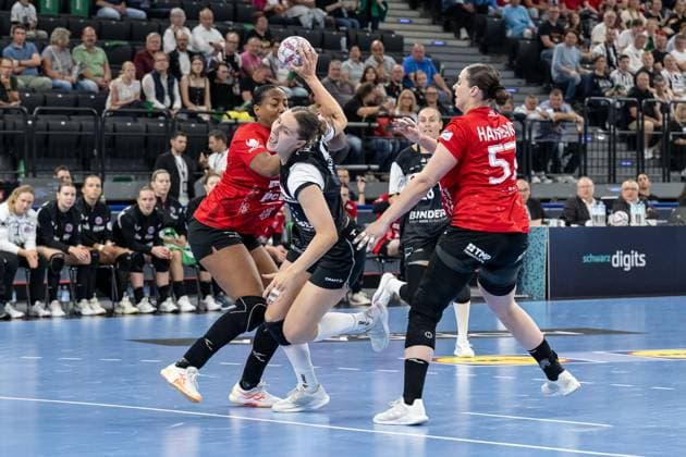 Andrea Jacobsen (HSG Blomberg-Lippe, 4) tankt sich zwischen Sharon Nooitmeer (Thueringer HC, 3) und Josefine Hanfland (Thueringer HC, 57) durch GER, HSG Blomberg-Lippe vs. Thueringer HC, Handball, HBF Supercup 2025, Finale, 23.08.2025. GER, HSG Blomberg-Lippe vs. Thueringer HC, Handball, HBF Supercup 2025, Finale, 23.08.2025. Muenchen Copyright: xEibner-Pressefoto HeikexFeinerx EP_HFR