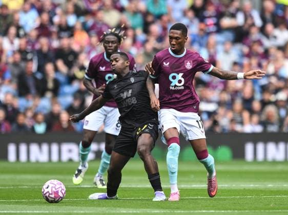 Jaidon Anthony of Burnley (left) and Noah Sadiki of Sunderland Burnley v Sunderland, Premier League, Football, Turf Moor, Burnley, UK - 23 Aug 2025Burnley Turf Moor United Kingdom EDITORIAL USE ONLY No use with unauthorised audio, video, data, fixture lists, club league logos or live services. Online in-match use limited to 120 images, no video emulation. No use in betting, games or single club league player publications. Copyright: xRichardxLee Shutterstockx 15449569aa