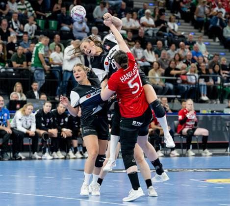 Laura Rueffieux (HSG Blomberg-Lippe, 3) und Malin Sandberg (HSG Blomberg-Lippe, 28) gegen Josefine Hanfland (Thueringer HC, 57) GER, HSG Blomberg-Lippe vs. Thueringer HC, Handball, HBF Supercup 2025, Finale, 23.08.2025. GER, HSG Blomberg-Lippe vs. Thueringer HC, Handball, HBF Supercup 2025, Finale, 23.08.2025. Muenchen Copyright: xEibner-Pressefoto HeikexFeinerx EP_HFR