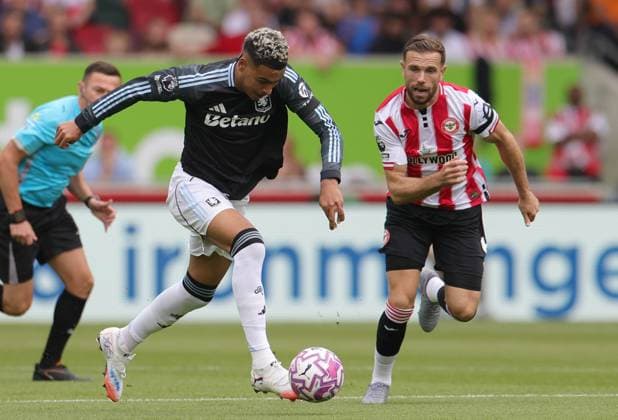 Morgan Rogers of Aston Villa against Jordan Henderson of Brentford Brentford v Aston Villa, Premier League, Football, Gtech Community Stadium, London, UK - 23 Aug 2025London Gtech Community Stadium United Kingdom EDITORIAL USE ONLY No use with unauthorised audio, video, data, fixture lists, club league logos or live services. Online in-match use limited to 120 images, no video emulation. No use in betting, games or single club league player publications. Copyright: xAndrewxParsons Shutterstockx 15449567a