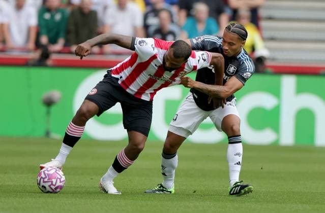 Igor Thiago of Brentford and Boubacar Kamara of Aston Villa Brentford v Aston Villa, Premier League, Football, Gtech Community Stadium, London, UK - 23 Aug 2025London Gtech Community Stadium United Kingdom EDITORIAL USE ONLY No use with unauthorised audio, video, data, fixture lists, club league logos or live services. Online in-match use limited to 120 images, no video emulation. No use in betting, games or single club league player publications. Copyright: xAndrewxParsons Shutterstockx 15449567d